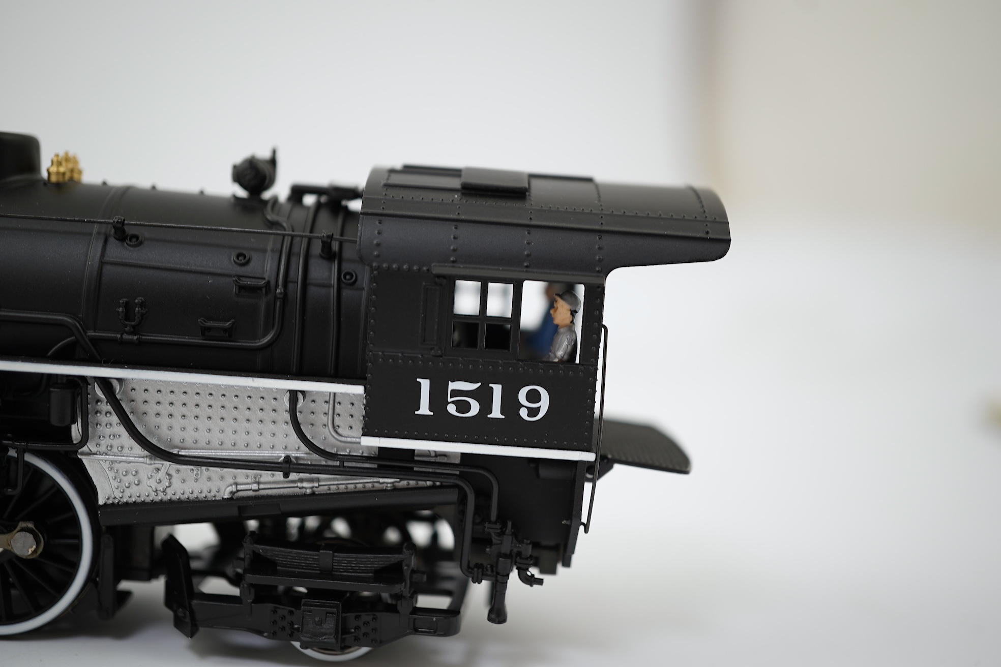 A boxed HO gauge Broadway Limited Paragon 2 Series (1055) model of Atlantic Coast Line 1519, 4-6-2 locomotive with bogie tender, powered for two rail operation.